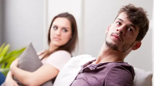 Vivir con una pareja alexitímica: cuando el problema no es la falta de amor, sino la falta de palabras